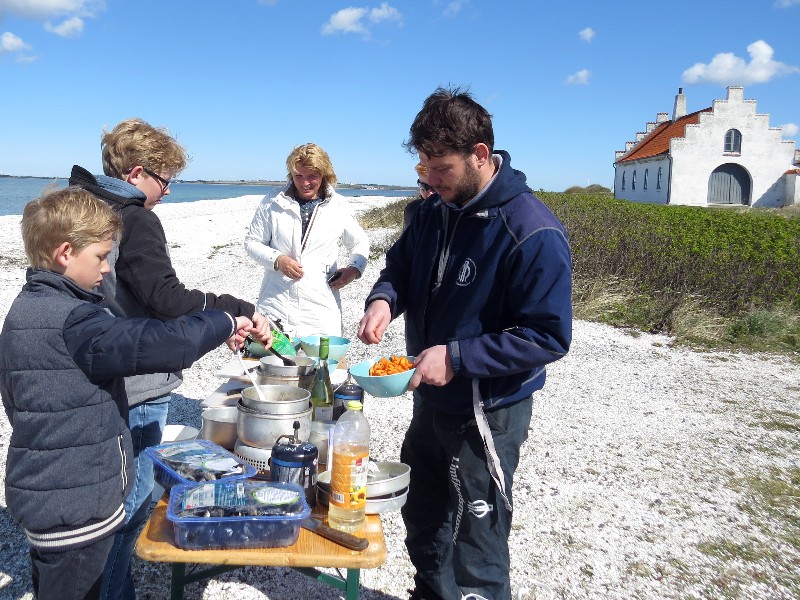 We koken onze eigen vangst op het strand