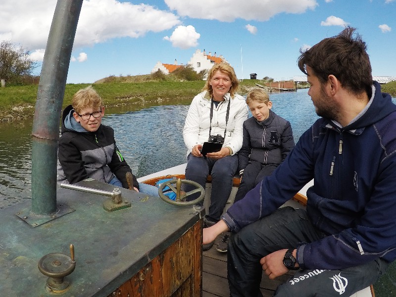 We varen in een leuk bootje over het Fredrik VII Kanaal