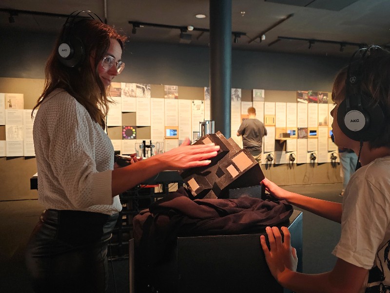 Kim en haar zoon in het ARS museum, een van de meest interactieve musea die we ooit gezien hebben!