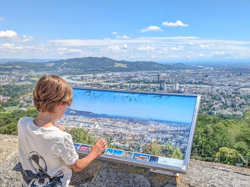 Uitkijken over de stad Linz, vanaf de Postberg
