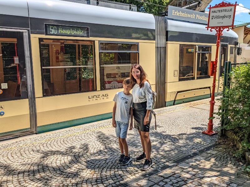 Kim en haar zoon tijdens een stedentrip in Linz