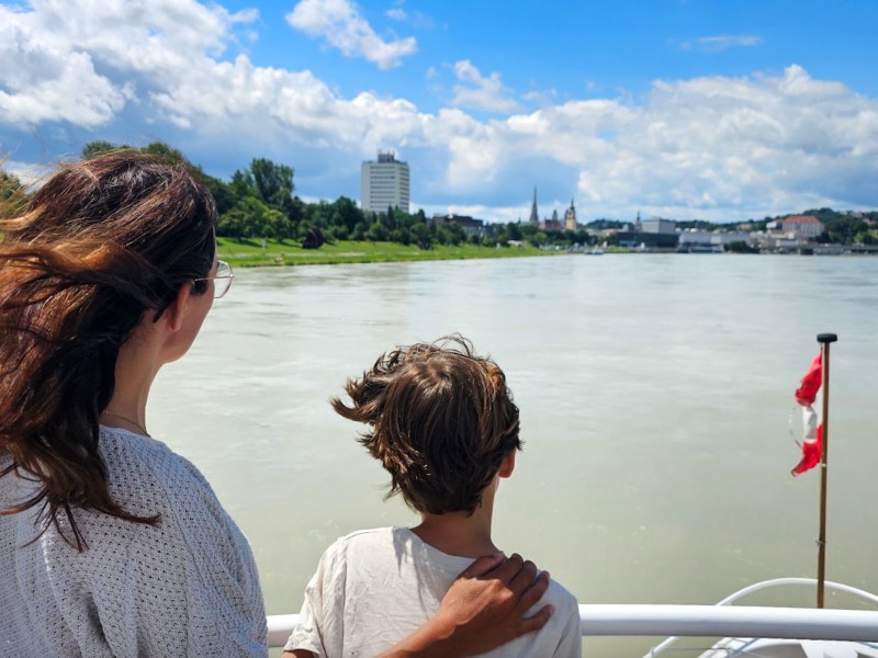 Kim en haar zoon tijdens een riviercruise op de Donau door Linz.