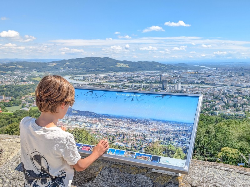 Uitkijkpunt boven Linz, de hoofdstad van Opper-Oostenrijk