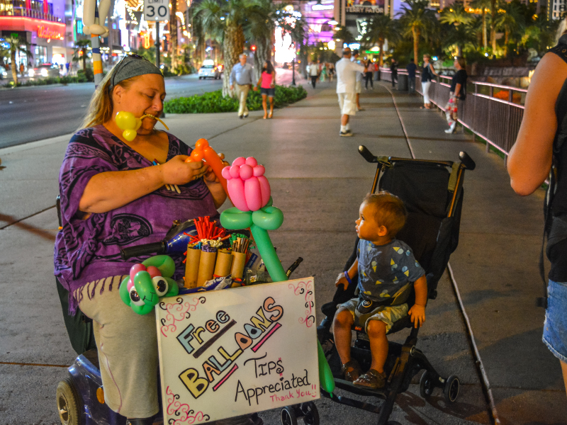 De peuter van Lisette kijkt naar ballonnen in Las Vegas