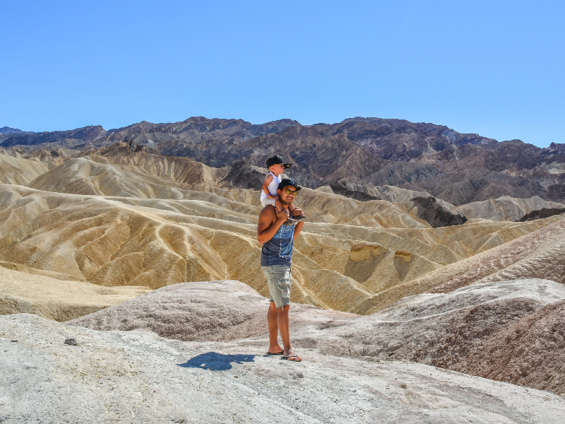 Peuter met vader in de hitte van Death Valley. Wat een prachtig landschap. Na de foto gauw de koele airco van de camper weer in!