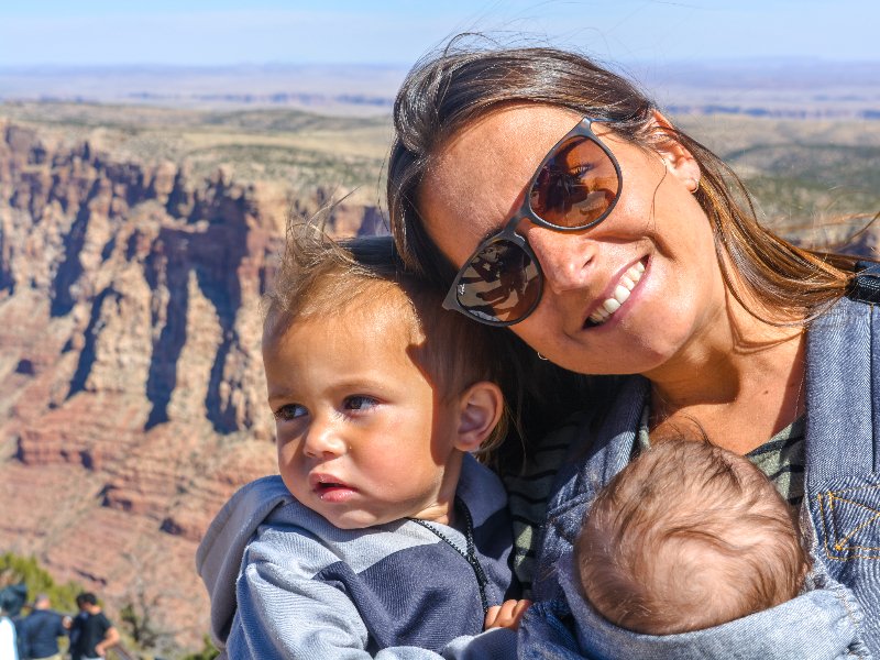 Lisette en haar kinderen bij de Grand Canyon in West Amerika