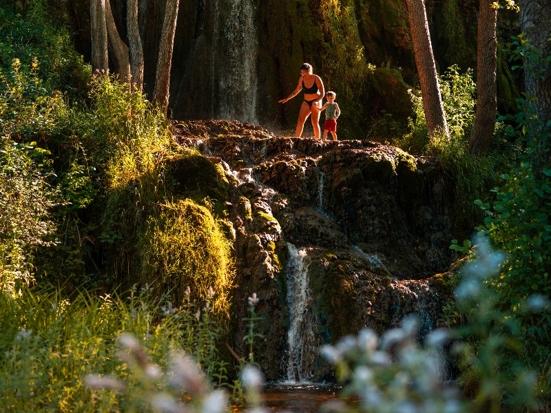 Spelen en klauteren tijdens een wandeling langs verschillende watervallen in het Zuiden van Servië, bij de Vodopad Bigar Falls