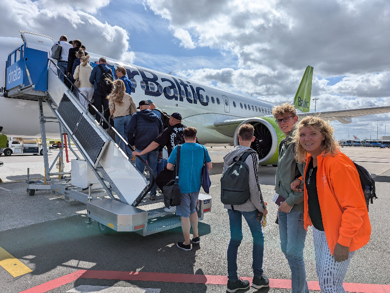 We stappen op het vliegtuig naar Palanga