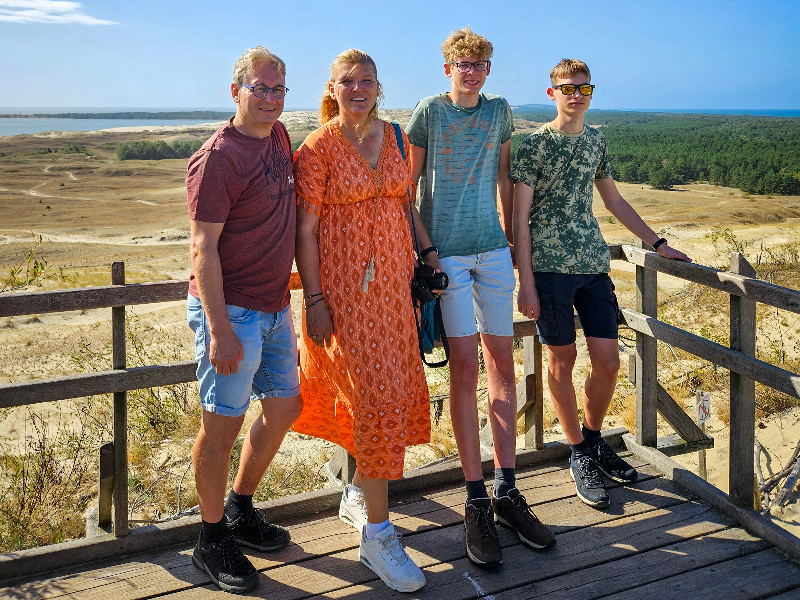 Sabine met gezin bij uitzicht over de Koerse Schoorwal