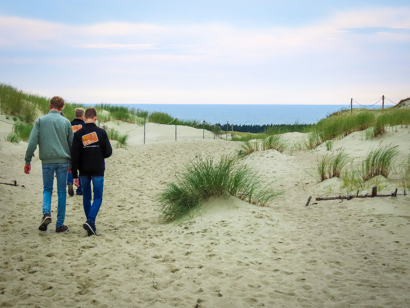 We wandelen naar een mooi uitzicht op de Dead Dunes