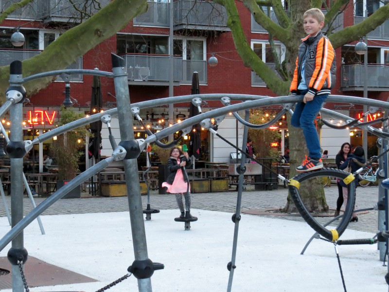 Nog even spelen op het pleintje voor Little V