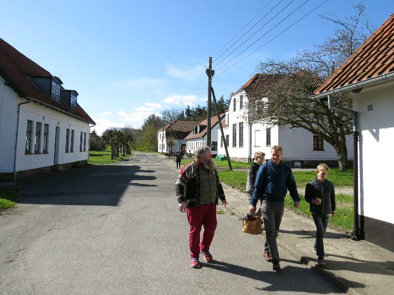 We wandelen met Jesper door het dorpje op Livø eiland
