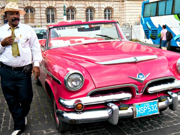 Je maakt een ritje in een oldtimer door Havana