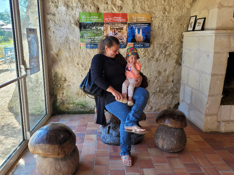 Moeder en kind zitten op een champignon in het mushroom museum
