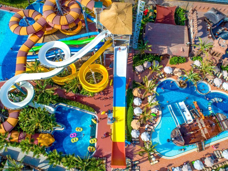 Heel veel waterpret met stoere glijbanen bij Long Beach Alanya