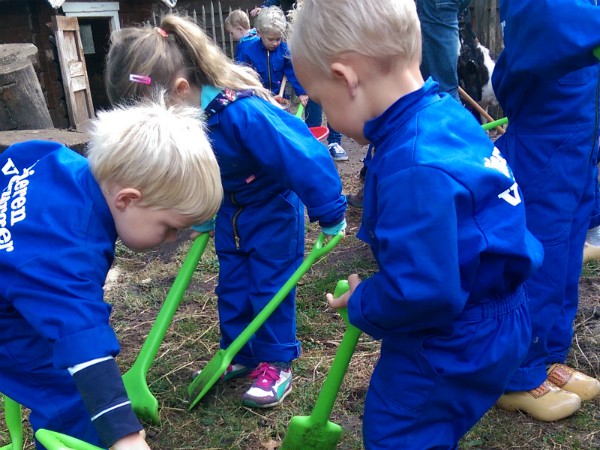 Kinderen mesten de stal uit