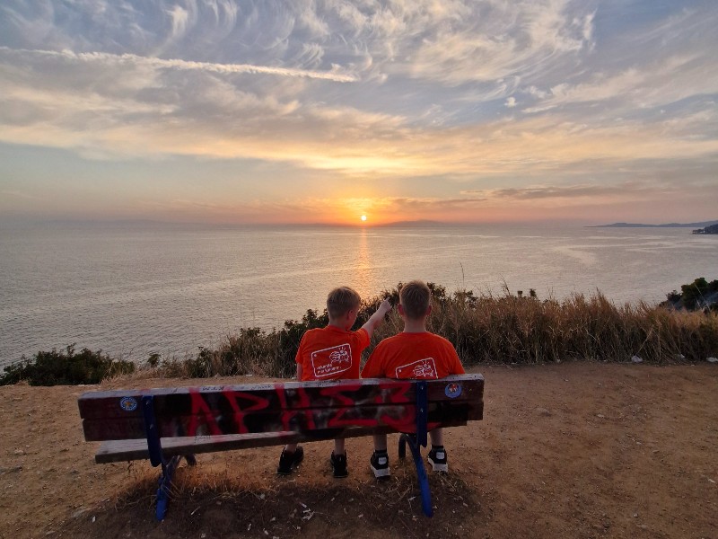 Zonsondergang bij Loutra, waar het warme water de zee instroomt