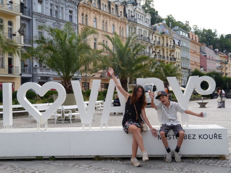 Het centrum van Karlovy Vary in West-Tsjechië met de pastelkleurige panden en smeedijzeren bruggetjes Het centrum van Karlovy Vary in West-Tsjechië met de pastelkleurige panden en smeedijzeren bruggetjes