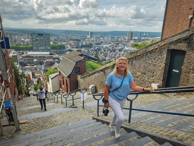 Sabine op de trappen van Luik met uitzicht over de stad
