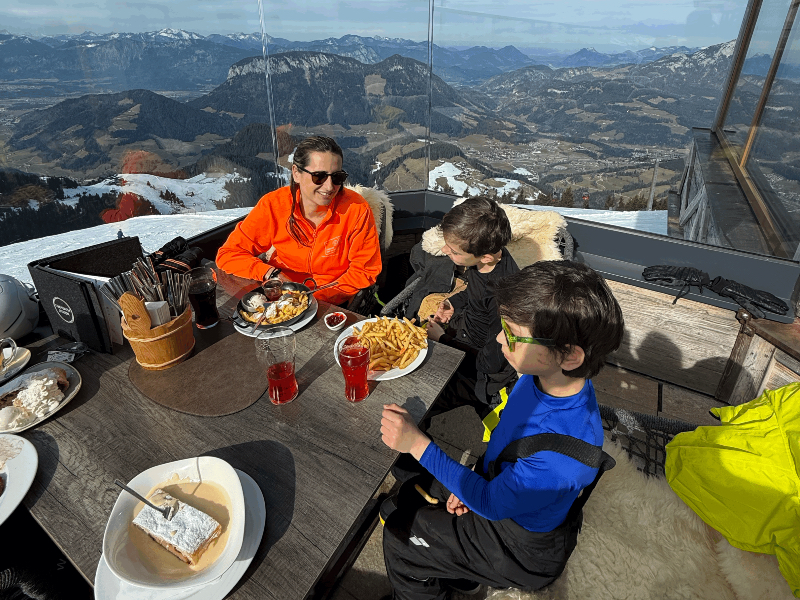 Lunchen bij de Gipfelalm, met een spectaculair 360° uitzicht over meer dan 70 bergtoppen