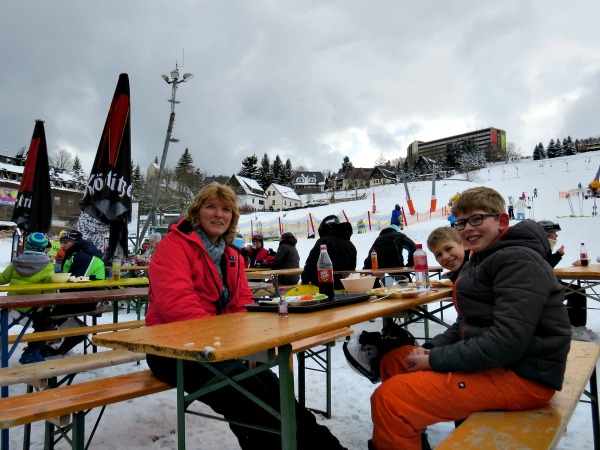 Lunch onderaan de piste in Oberwiesenthal