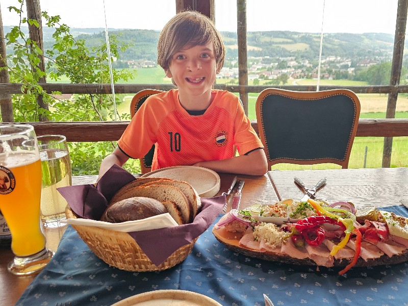 Lunchen met uitzicht over de heuvels van de vakantieregio Vitalwelt in het hart van Opper-Oostenrijk