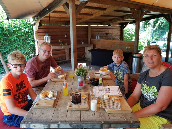 Lunchen op het terras van de Wilgenweard