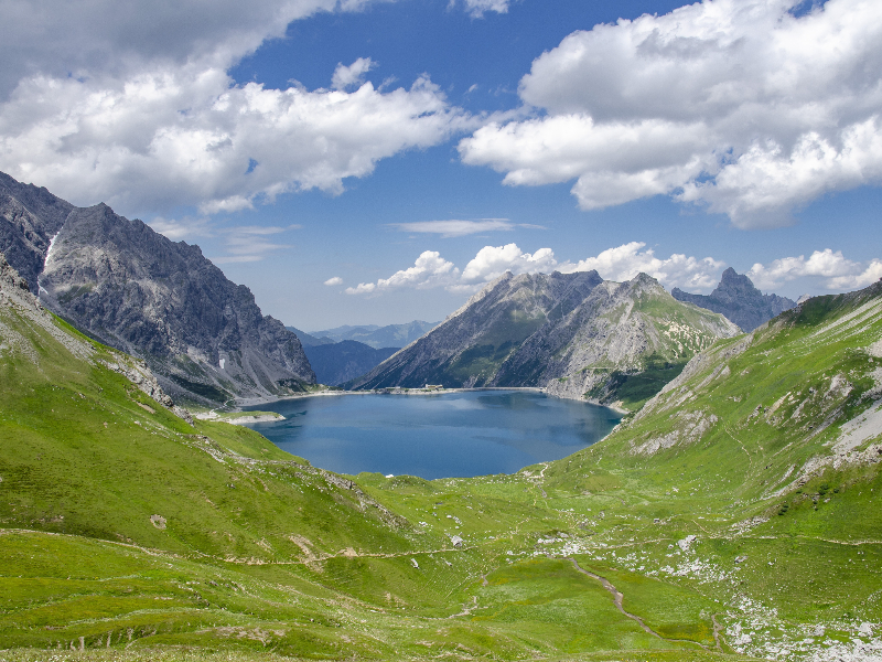 De mooie Lunersee in het kindvriendelijke Vorarlberg in Oostenrijk