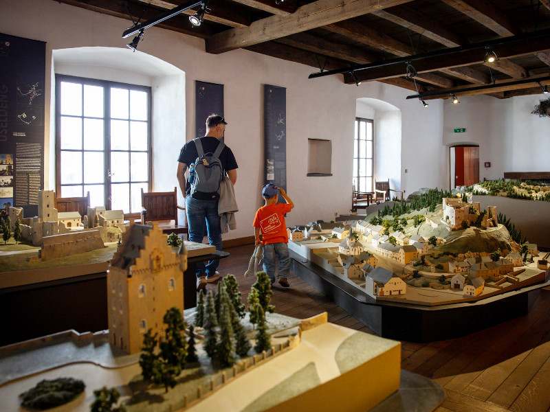 In het kasteel van Clervaux rondkijken bij de maquettes van de kastelen en burchten