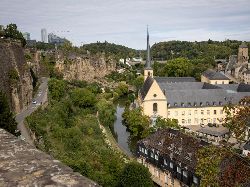 Luxemburg stad uitzicht op de stadsmuur en de Alzetta rivier