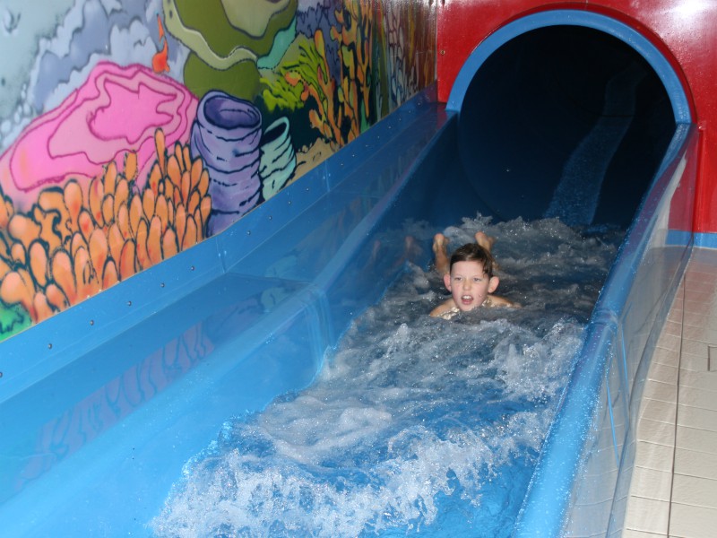 Genieten van de glijbaan in bij AquaNat’Our