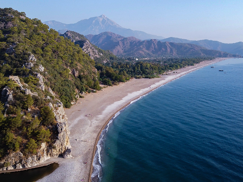 De mooie stranden en zee, omringd door het Taurusgebergte