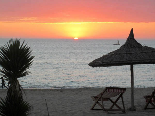 Zonsondergang op het strand van Madagascar