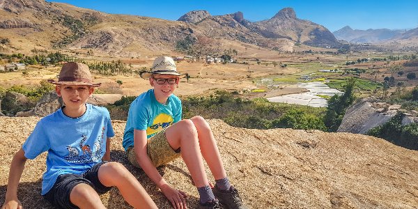 De jongens in Madagaskar op de berg met prachtig uitzicht