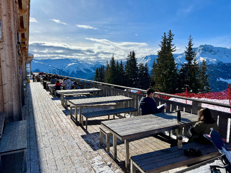De jeugd op het terras op de berg in Madrisa