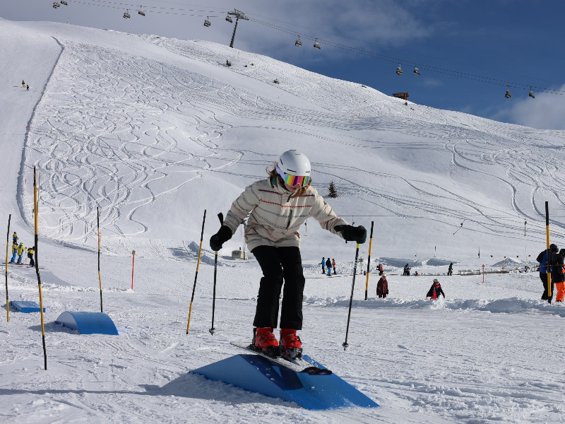 Lekker uitleven op de skipiste met leuke obstakels