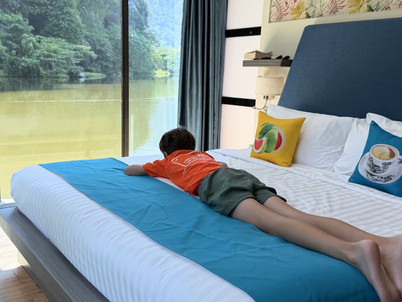 Slapen in een floating villa op een meer in Sunway Lost World of Tambun park