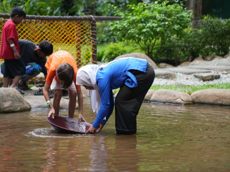 Tin zoeken in de Tin Valley van Sunway Lost World of Tambun in Ipoh