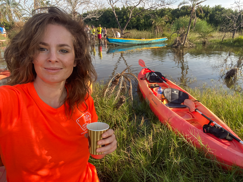 Elisabeth tijdens het ontbijt en koffie moment in de mangroves van Gambia