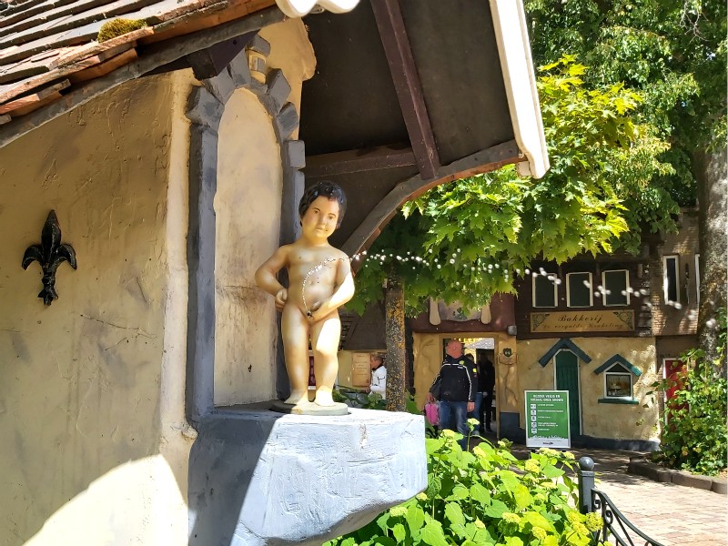 Manneke pis piest in het rond in Duinrell