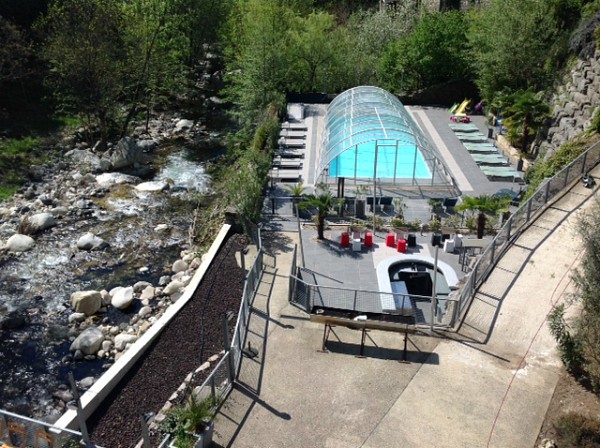 zwembad aan de rivier