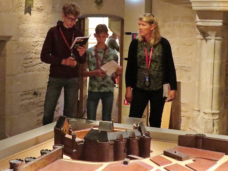 Met audiogids om de nek bewonderen we een maquette van het kasteel in het historisch museum