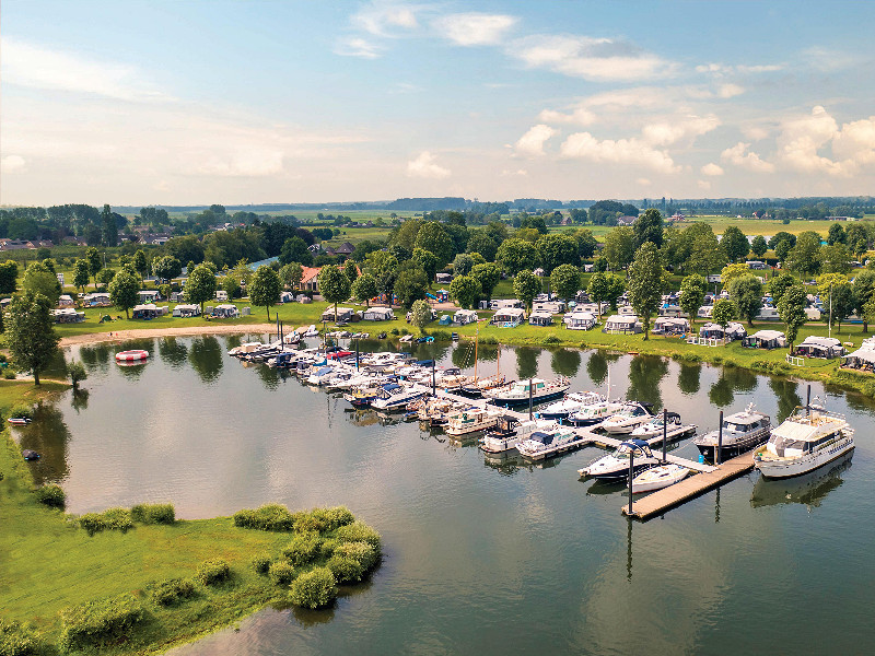 De haven, camping en het strandje van MarinaPark Bad Nederrijn