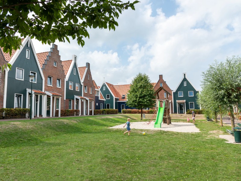 speeltuin bij huisjes