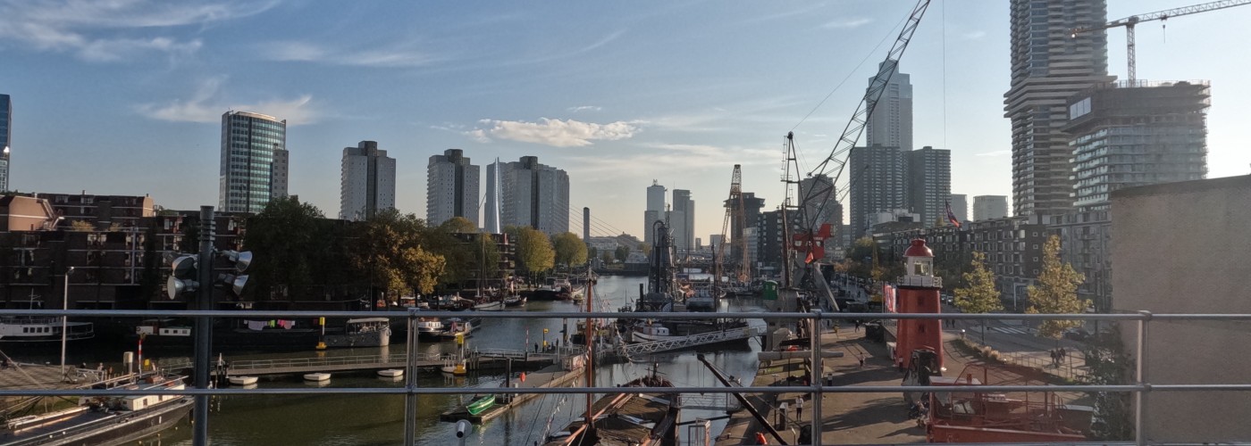 Uitzicht op de museumhaven van het Maritiem Museum in Rotterdam