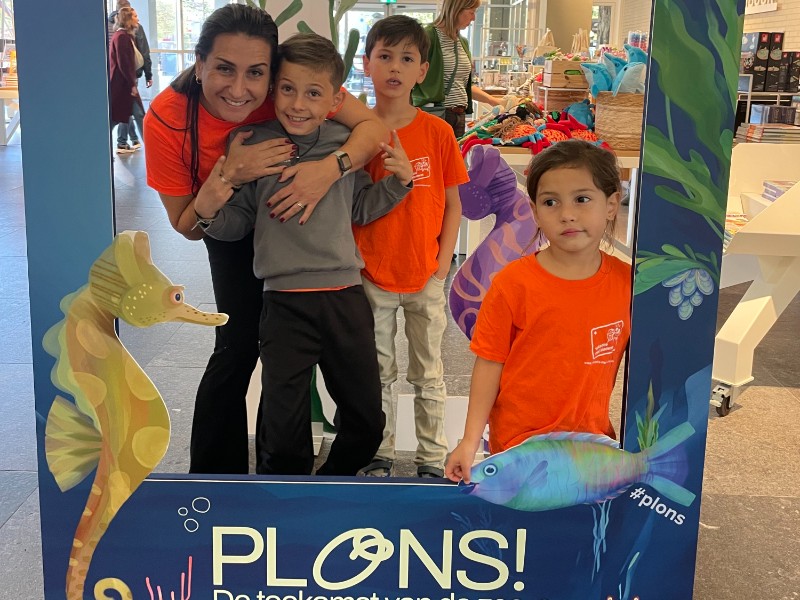 Lisette en haar gezin tijdens de opening van de vernieuwde vaste tentoonstelling Plons! in het Maritiem Museum