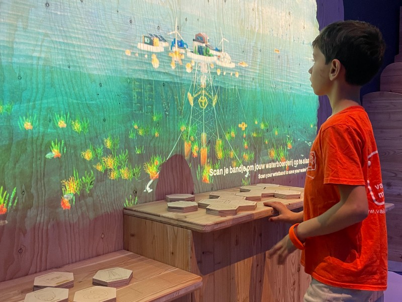 De zoon van Lisette bij een interactieve projectie in het Maritiem Museum