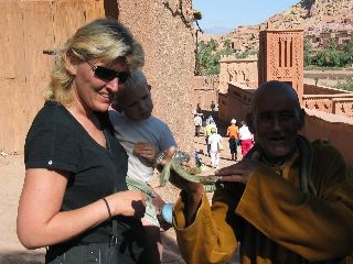 Onze Tycho van 2 bewondert de slang van deze Marokkaanse man Onze Tycho van 2 bewondert de slang van deze Marokkaanse man