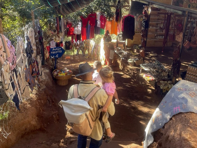 Tijdens de wandeling naar de Ouzoud Watervallen kun je ook souvenirs kopen