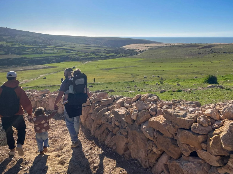 Wandelen richting zee in Marokko bij Perle de Sidi